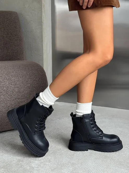 shoes Черевики на платформі чорні LadyBoom $1275