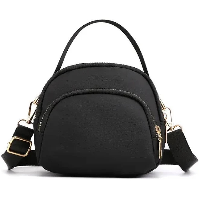 bag Жіноча сумка із золотистою фурнітурою, компактна міська модель 17х14х8 см Чорна Bigl.ua $399