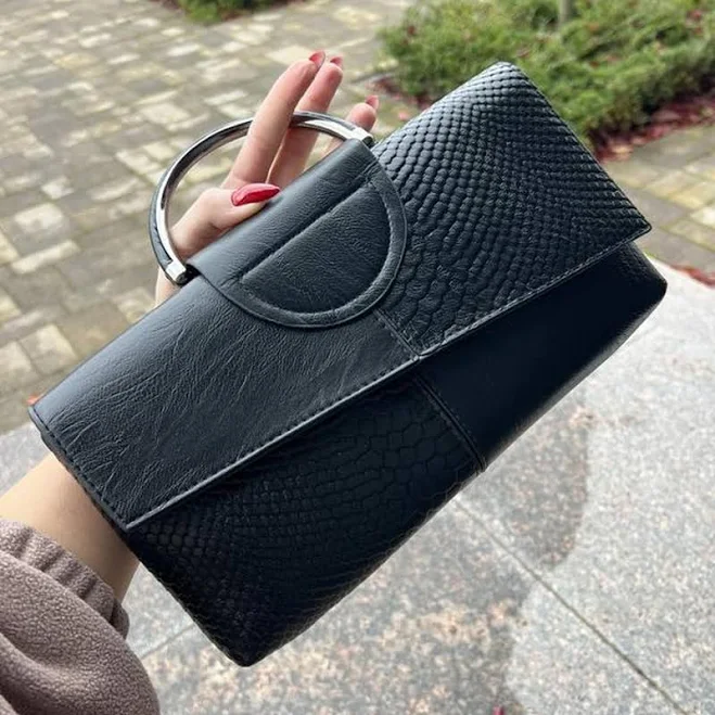 bag Стильна чорна клатч-сумка з металевим кільцем і змінним ремінцем Shafa $450