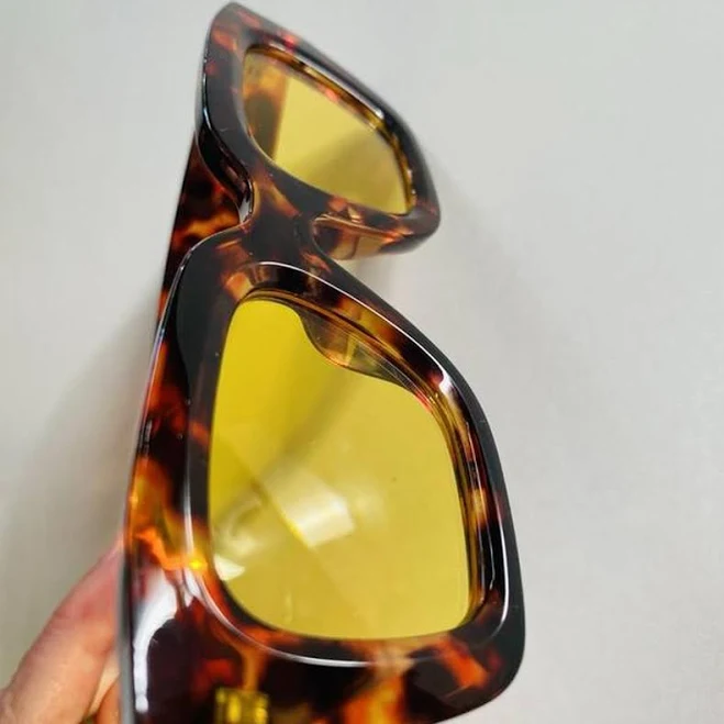 аксесуар Стильные солнцезащитные очки в черепаховой (леопардовой) оправе. Shafa $699