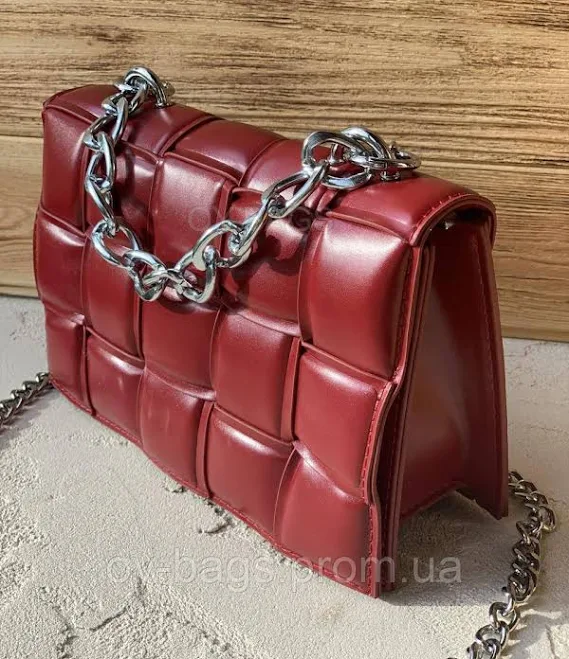 bag Стильна плетена жіноча сумка клатч з металевим ланцюжком невеликого розміру з еко шкіри бордового кольору Prom $799