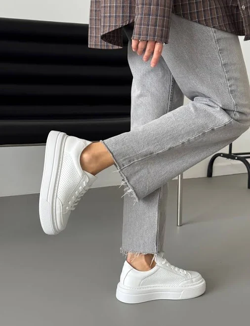 shoes Кеди лаконічні з перфорацією білі LadyBoom $810