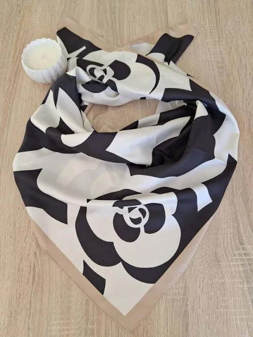 accessory Хустка жіноча шовкова Відомий принт Квіти 90х90 см Чорно-білий/Бежевий ЕПІЦЕНТР $550