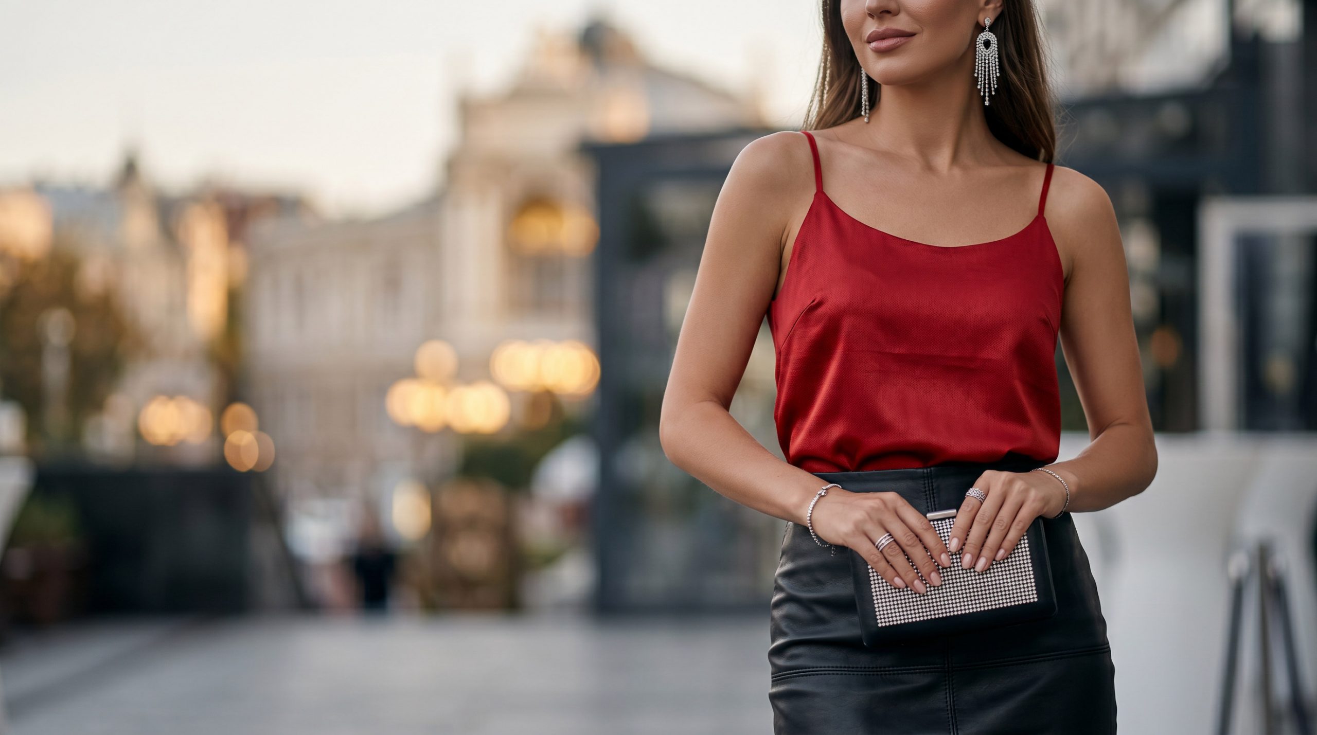 Елегантний детальний знімок: жіночі майки у стильному образі для весни 2026, демонструючи вишукані деталі.