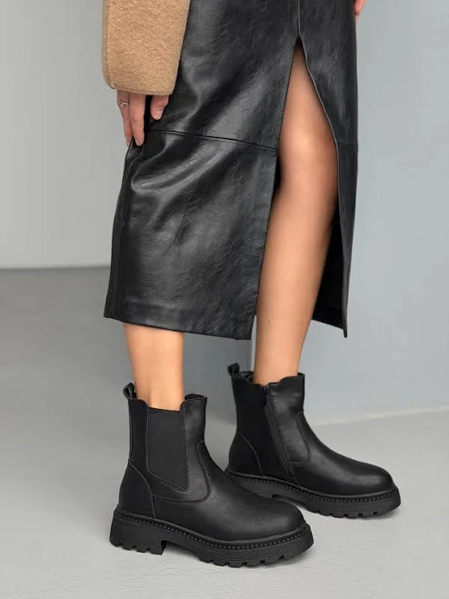 shoes Черевики-челсі із замочком чорні LadyBoom $1260