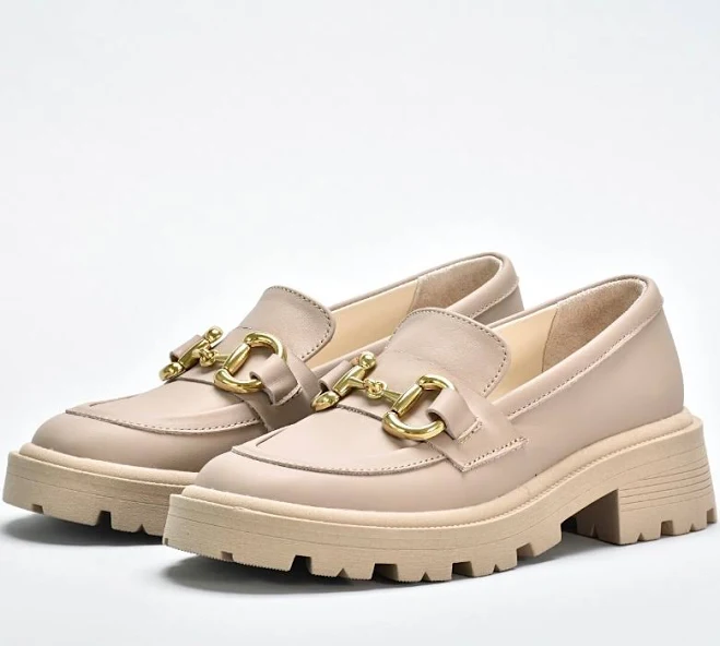 shoes Бежеві шкіряні лофери декоровані фурнітурою золотистого кольору Inifil $1750