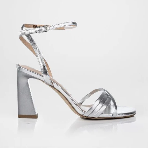 Обувь Босоножки на каблуке серебристого цвета fours-shoes.com $2080
