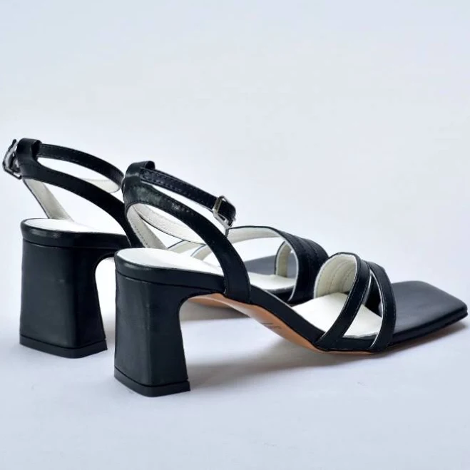 shoes Босоножки черные на каблуке из натуральной кожи Inifil $2360