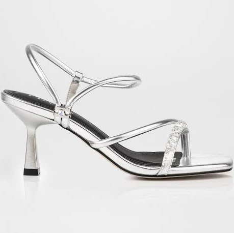 Обувь Босоножки на каблуке серебристого цвета, украшенные камнями fours-shoes.com $2600